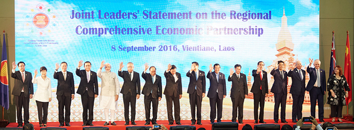 박근혜 대통령이 8일 라오스 비엔티안에서 열린 동아시아정상회의(EAS)에서 각국 정상들과 기념촬영을 하고 있다. EAS는 역내포괄적경제동반자협적(RCEP) 정상 공동선언문을 채택하고 북한의 핵미사일 프로그램을 즉각 포기를 촉구했다.